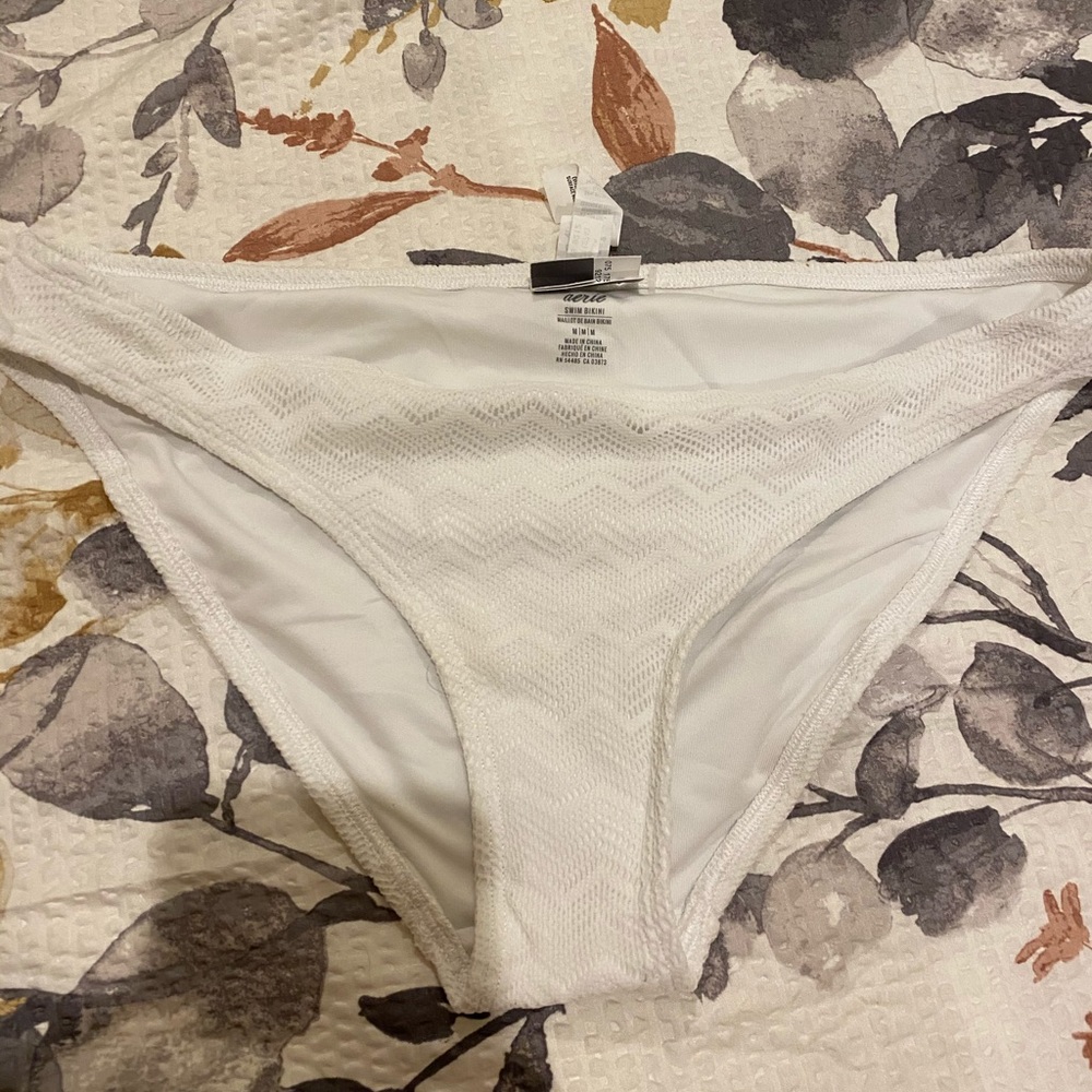 White textured bikini bottoms. NWT!
